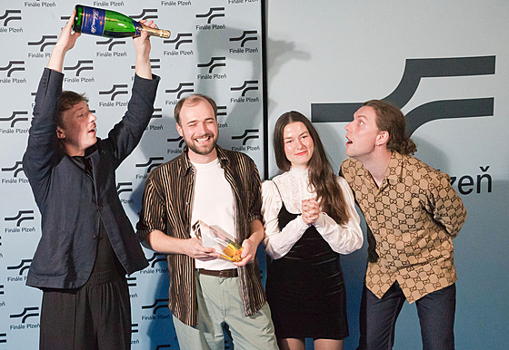 Ud�lování cen Zlatý led�á�ek na 37. ro�níku filmového festivalu Led�á�ek v...