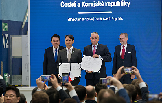 Premiér Petr Fiala (ODS) a jihokorejský prezident Jun Sok-jol navtívili závody...