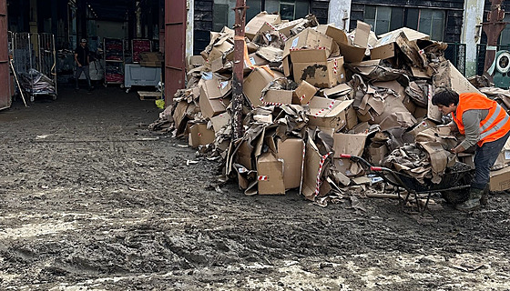 S úklidem pomáhají zamstnanci i pátelé. (15. záí 2024)