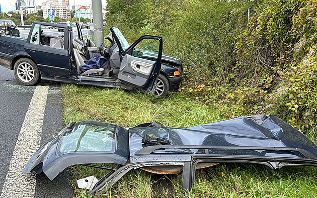 Auto na magistrále zdemoloval náraz do sloupu. Skončilo bez střechy