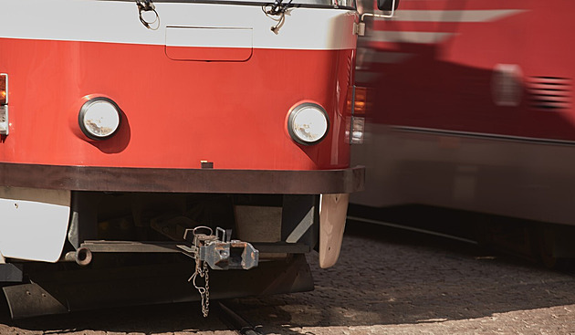 Tramvaj v Praze na Letné srazila ženu, zraněná skončila v nemocnici