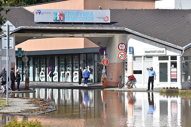 Hlavní budova, vila, porodnice i zahrada. Krnov daruje nemocniční budovy kraji