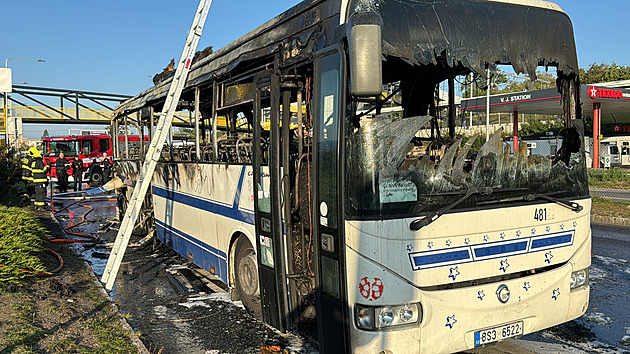 Poblíž Černého mostu shořel autobus, požár omezil dopravu směrem z centra