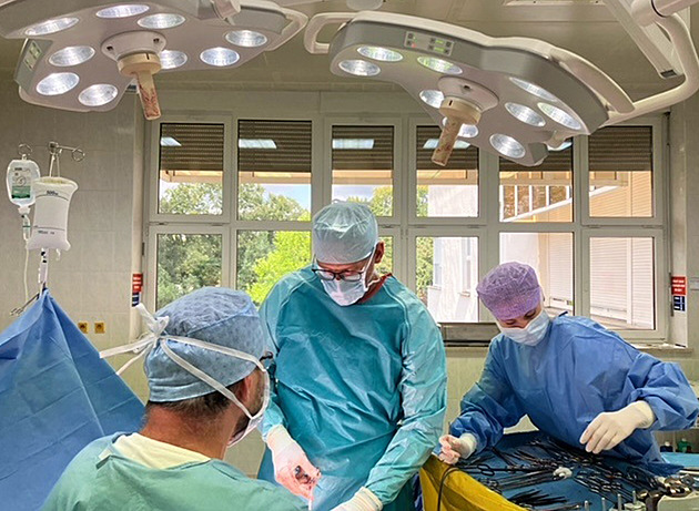 Nový p�ístroj Fasciotens u� pomáhá chirurg�m p�i operacích v oblasti b�icha,...