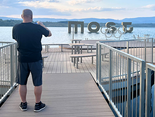 Most vrátil na stejnojmenné jezero obí plovoucí nápis, který se ped msícem...