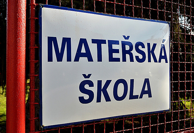 Otec přivedl dítě do školky, pak s nožem držel jako rukojmí učitelku