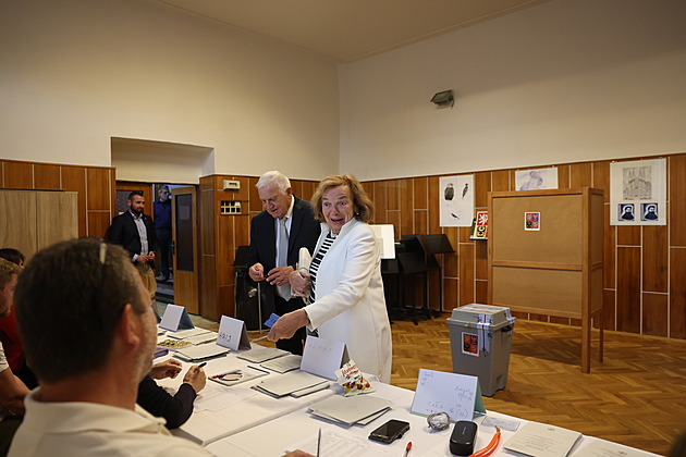 Opět se otevřely volební místnosti, voliči dokončí výběr 22 budoucích senátorů
