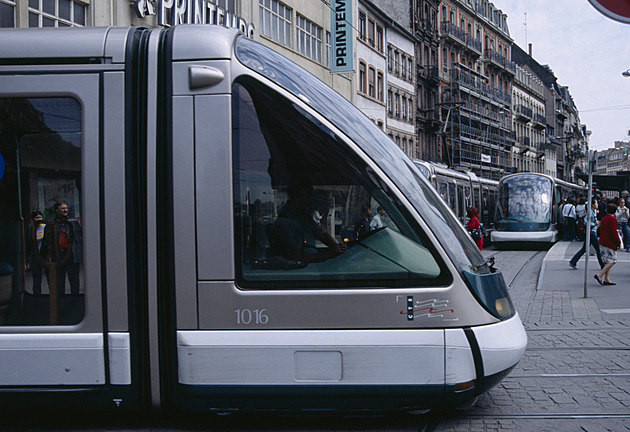 Štrasburk vozí poštovní zásilky tramvajemi. Chce tak zklidnit dopravu v centru