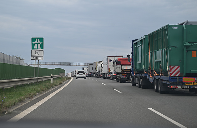 D6 na Sokolovsku zablokovala nehoda tří vozidel, jedno auto skončilo ve svodidlech