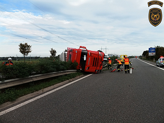 D55 u Kroměříže na osm hodin zavřel převrácený kamion, řidič nehodu nepřežil