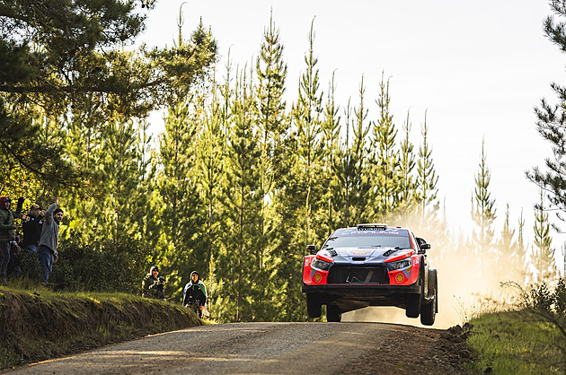 Chilskou rallye vede po první etapě Evans o tři sekundy před Tänakem