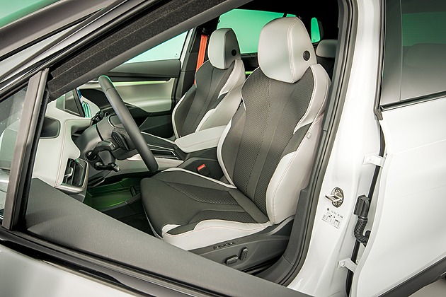 Škoda odhalila nový elektromobil Elroq na Vltavě, ceny startují na 800 tisících