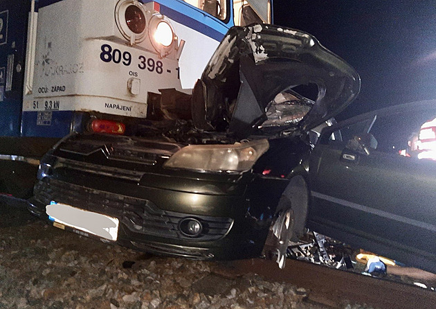 Střet s vlakem nepřežil u Kostelce nad Labem řidič osobního auta