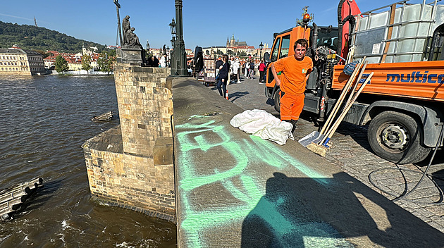 Karlův most hyzdil zelený nápis, policie hledá neznámého vandala