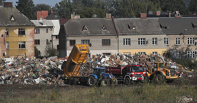 Povodeň přinesla extrémní množství odpadu, někde vznikají i černé skládky