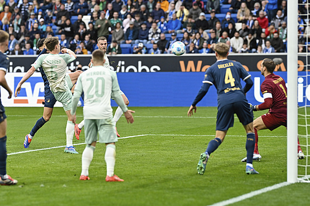 Hoffenheim ztratil tříbrankové vedení a prohrál s Brémami. Hložek má první gól