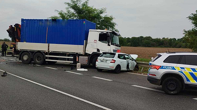 Po tragické srážce dvou osobáků a náklaďáku u Kolína zemřel řidič