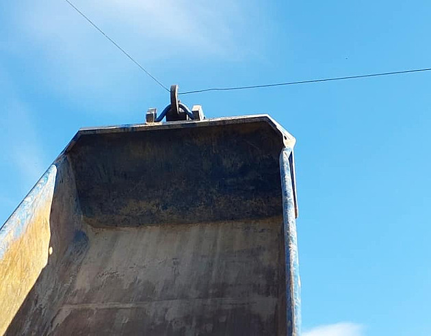 Korba naho�e strhla elektrické vedení. Auto se stalo sou�ástí elektrického...