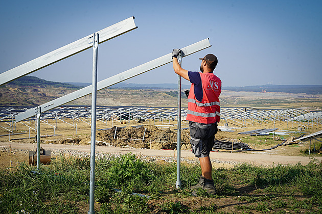 Solární park Nové Sedlo roste v areálu vyteného lomu Druba spolenosti...