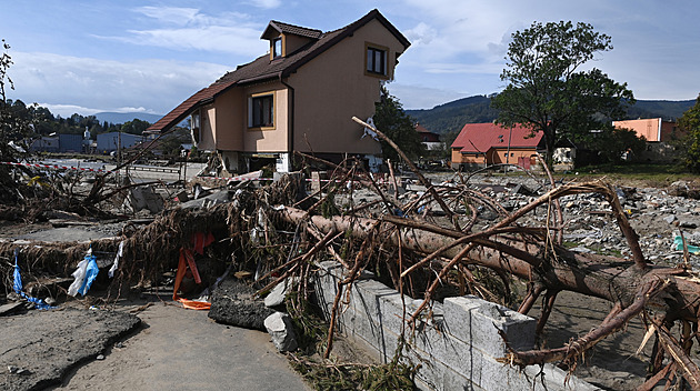 Neziskovky vyplácejí vytopené rodiny, stále chybí pomoc od státu