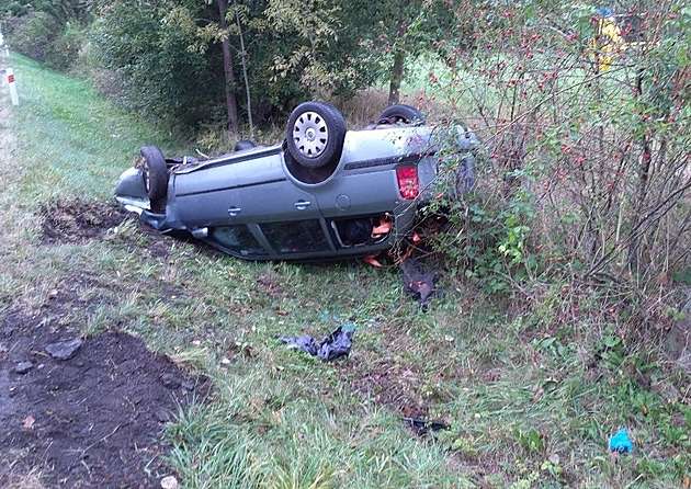 Mladý řidič dostal smyk a převrátil auto na střechu. Letěl pro něj vrtulník