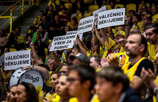 Na parkovišti bláto, palubovka drží. Opavští basketbalisté se po povodních vrátili domů