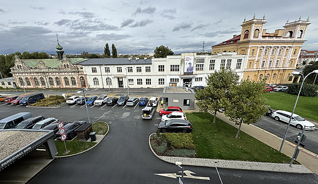 Plzeská radnice vypíe sout na architektonické eení stední ásti objektu...