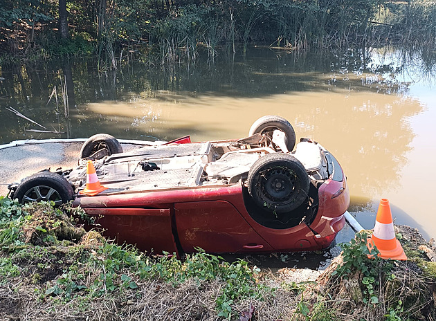 U Blatné sjelo do rybníka auto se čtyřmi mladými lidmi. Dva zemřeli