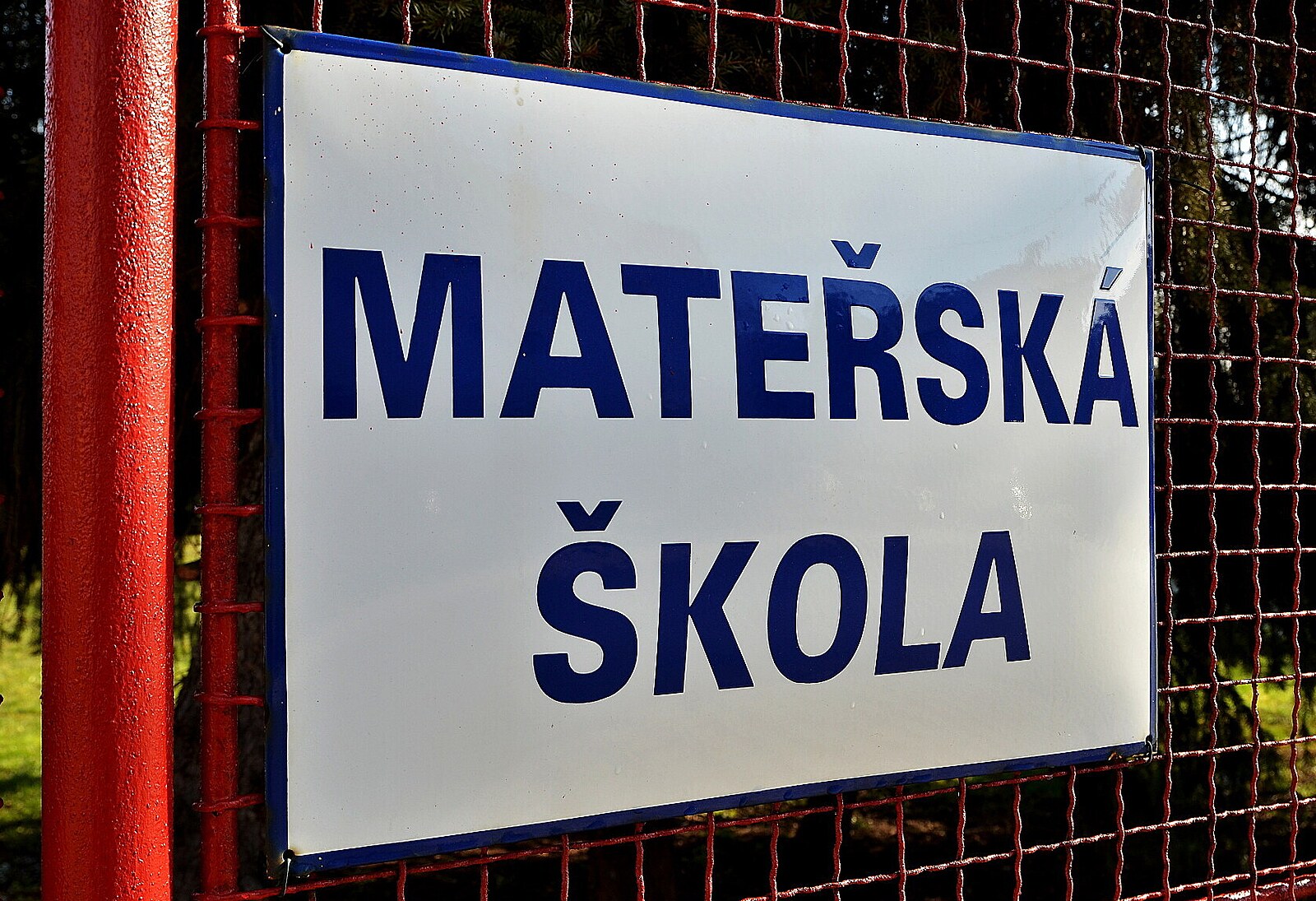 Cizí muž chtěl ze školky vzít dítě, vydával se za strýce. Podivína odhalila učitelka