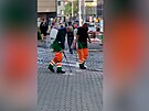 Pracovn�ci Pra�sk�ch slu�eb st��kali Roundup u metra Vyso�ansk� mezi chodce