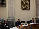 Ivan Barto� dorazil na sch�zi na Ú�ad vlády. Vedle n�j Vít Raku�an a Petr...