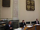 Ivan Barto� dorazil na sch�zi na Ú�ad vlády. Vedle n�j Vít Raku�an a Petr...