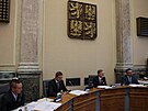 Ivan Barto� dorazil na sch�zi na Ú�ad vlády. Vedle n�j Vít Raku�an a Petr...