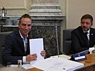 Ivan Barto� dorazil na sch�zi na ��ad vl�dy. Vedle n�j V�t Raku�an. (25. z���...