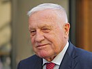 Exprezident Václav Klaus volí s manelkou Livií v Kobylisích v Praze. (20. záí...