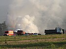 Ob hromada vc zniench povodn vzplla na u Ztoru na Bruntlsku. Hasii s...