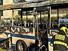 V ulici Chlumeck� v Praze hasi�i zasahuj� u po��ru autobusu. (20. z��� 2024)