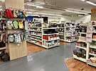 Interi�r obchodn�ho domu Prior v Most�. Budova m� �ty�i nadzemn� patra a jedno...