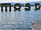 Most vr�til na stejnojmenn� jezero ob�� plovouc� n�pis, kter� se p�ed m�s�cem...