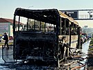 Ohe� zni�il autobus bl�zko metra Rajsk� zahrada
