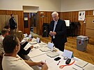 Václav Klaus b�hem druhého kola voleb do Senátu. (27. zá�í 2024)