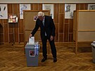Václav Klaus b�hem druhého kola voleb do Senátu. (27. zá�í 2024)