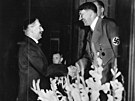 Setkání Adolfa Hitlera a Nevilla Chamberlaina ped Hotelem Dreesen v Bad...