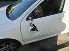 Jednomu ze stoj�c�ch aut urazil �idi� zrc�tko.