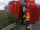 Na d�lnici D55 mezi Hul�nem a Otrokovicemi havaroval r�no kamion. Na m�st�...