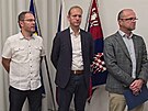 Martin Netolick� (vpravo) na tiskov� konferenci hodinu po p�lnoci oznamuje...