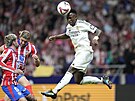 Vinícius Júnior z Realu Madrid hlavi�kuje mí� sm�rem na bránu Atletica Madrid.