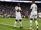 Vinícius Júnior (vlevo) a Kylian Mbappé slaví gól do sít� Espa�olu.