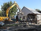 Demolice prvnho domu v Ztoru na Bruntlsku znienho povodn. Dm .p. 107...
