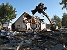 Demolice prvnho domu v Ztoru na Bruntlsku znienho povodn. Dm .p. 107...